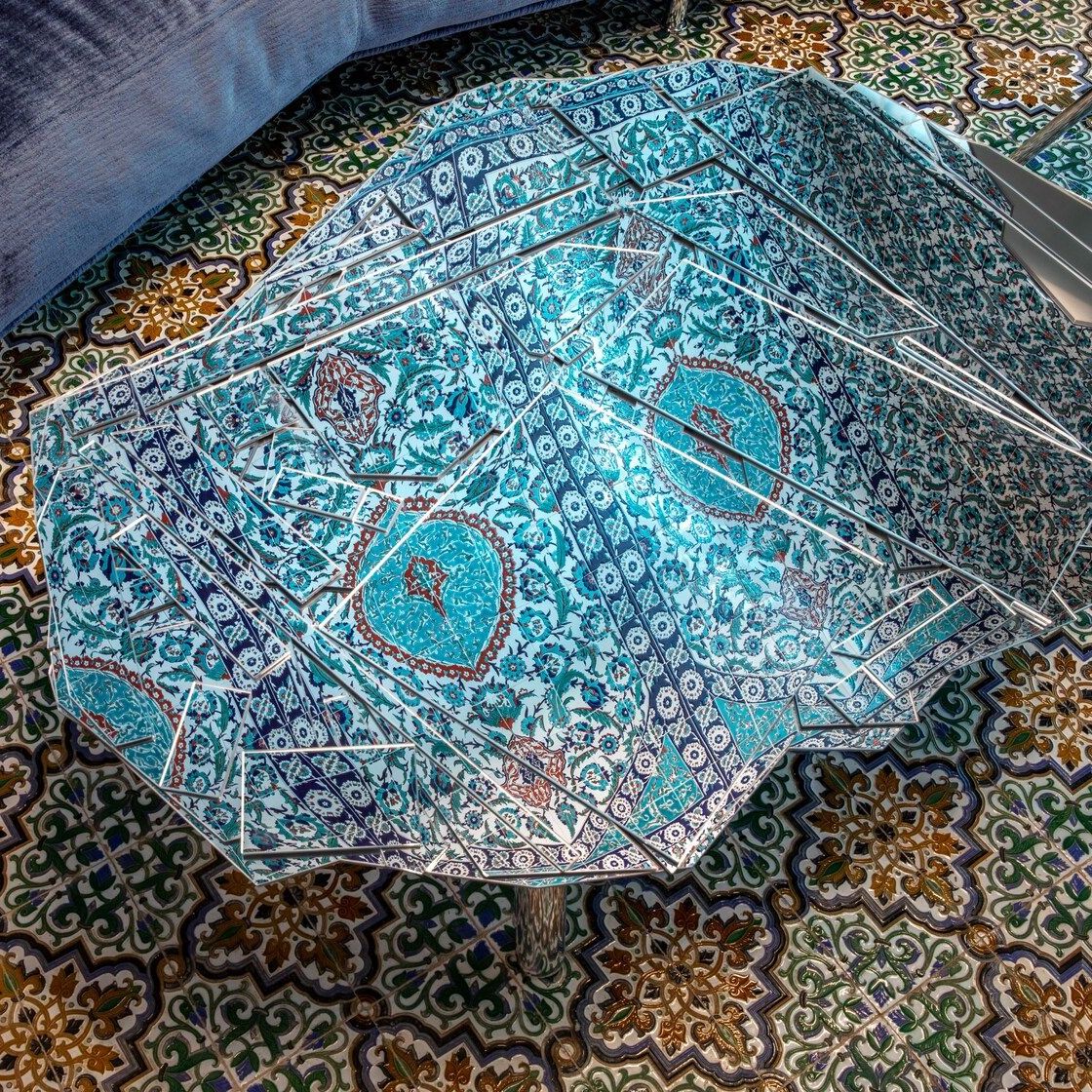   Standalto  e  Brasilia . The sofa by Francesco Binfaré and the mirrored coffee tables by the Campana brothers in one of the rooms of the central villa of Li Galli: a vaulted room entirely covered with Ottoman majolica, commissioned by Rudolf Nureyev. 